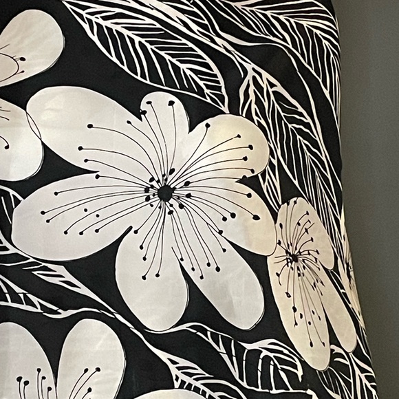 Vintage Vera Scarf Chic Black White Hibiscus Print 26 In Sq Very Good Condition - Picture 6 of 10